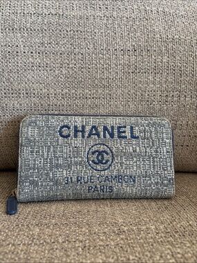 CHANEL Blue and Beige Tweed Zip-Around Wallet